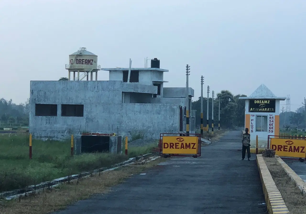 Original Dreamz Aishwarya entrance with project name visible